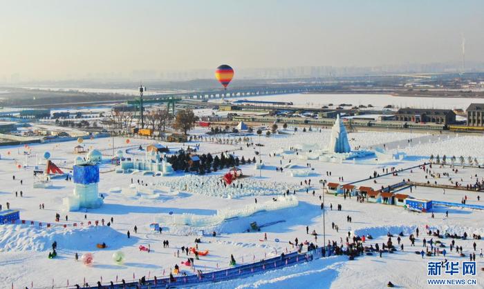 还在全市9个旗县区铺设近20万平方米的滑冰戏雪场地供市民免费使用-第1张图片-