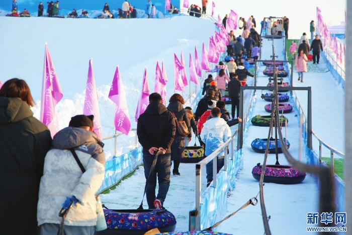 还在全市9个旗县区铺设近20万平方米的滑冰戏雪场地供市民免费使用-第2张图片-
